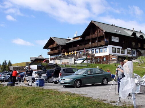 Astronomie auf der Emberger Alm Aktivitäten vor der Almhütte